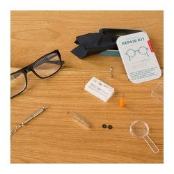 Kikkerland lata con un juego para reparar lentes CD133