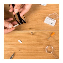 Kikkerland lata con un juego para reparar lentes CD133